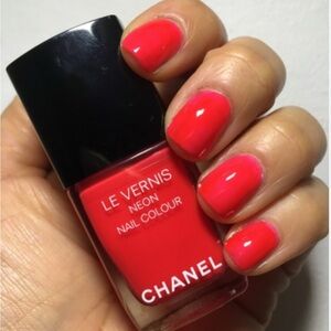 CHANEL Le Vernis Neon Nail Polish in the shade Scenario.